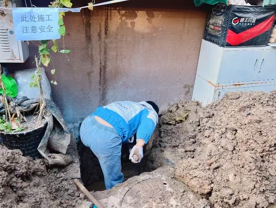 地面返潮牵出地下漏点,后南仓社区“未诉先办”除隐患 地面返潮牵出地下漏点,后南仓社区“未诉先办”除隐患