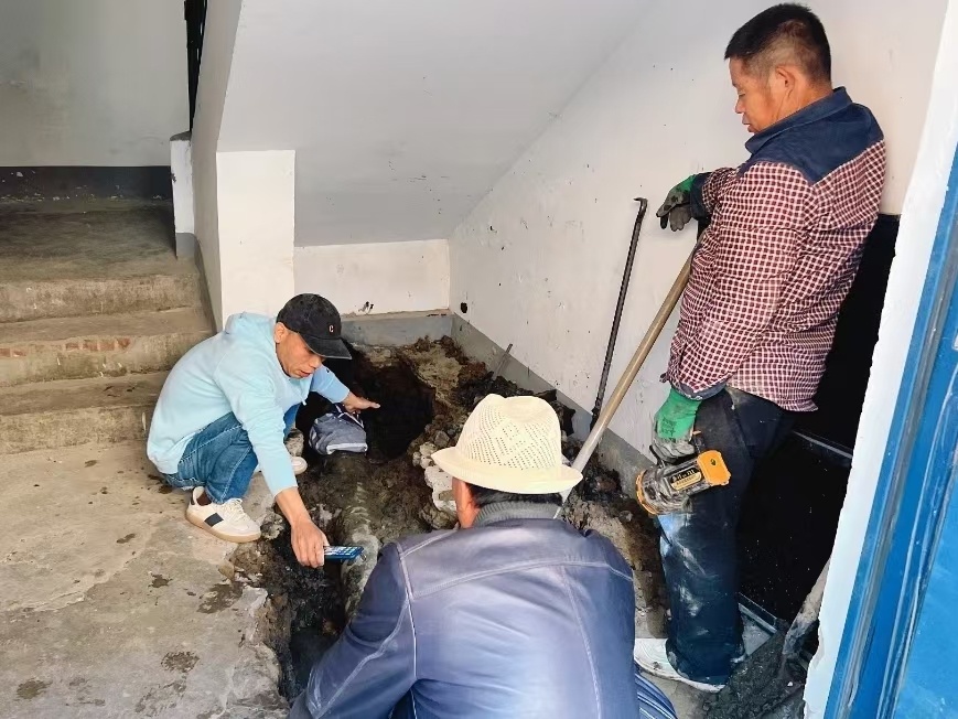 地面返潮牵出地下漏点,后南仓社区“未诉先办”除隐患 地面返潮牵出地下漏点,后南仓社区“未诉先办”除隐患