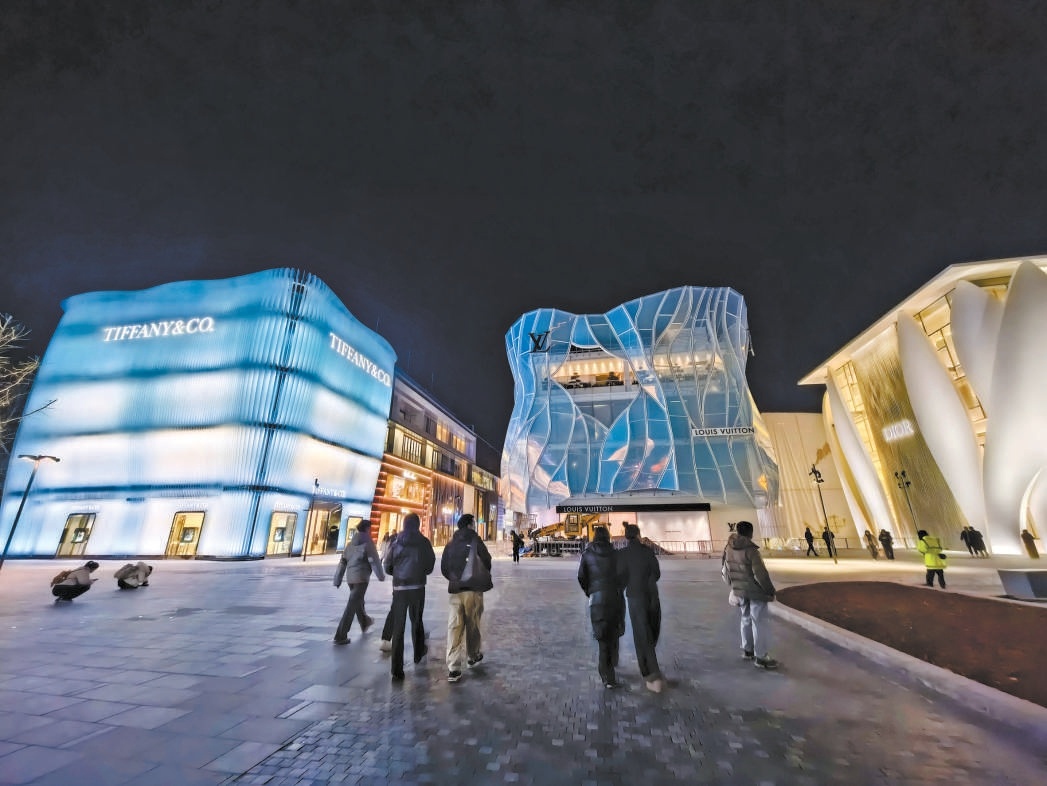 国际知名品牌在三里屯太古里开设旗舰店，建筑造型极具时尚感。