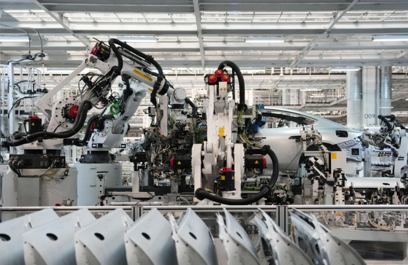 机器人在北京小米汽车工厂车间流水线上工作（2025年6月16日摄）。