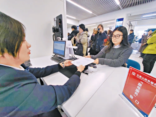 昨天，石景山区政务服务中心游戏版号综合服务窗口开通运行。