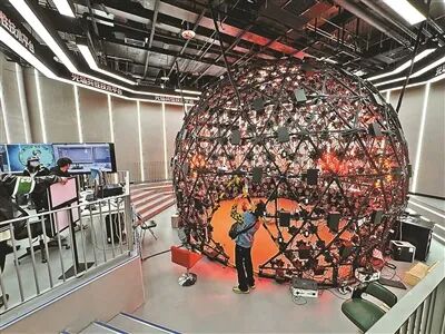 首钢园元宇宙演艺制播科技中心内的7D光场采集系统。