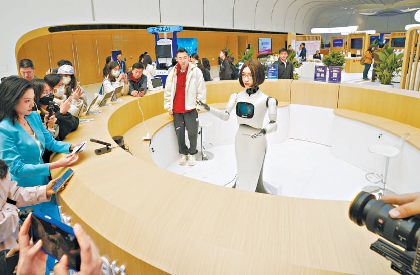 记者3月24日提前探营看到,行业最新科技成果全面融入论坛年会全流程、全场景中,每位参会者都能体验人工智能赋能千行百业的应用场景。 记者3月24日提前探营看到,行业最新科技成果全面融入论坛年会全流程、全场景中,每位参会者都能体验人工智能赋能千行百业的应用场景。