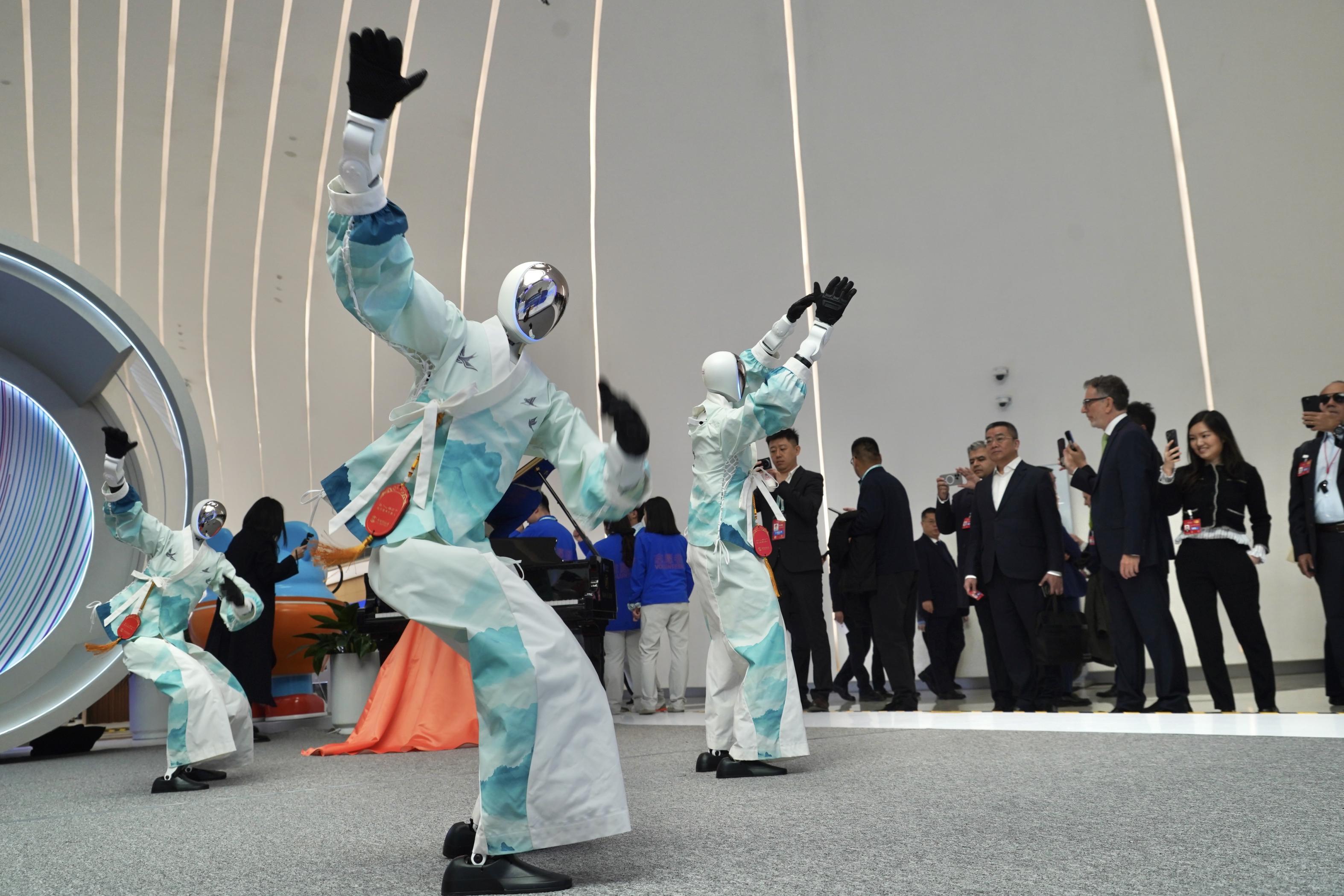 中关村论坛年会现场，机器人乐队与舞蹈机器人联袂献艺