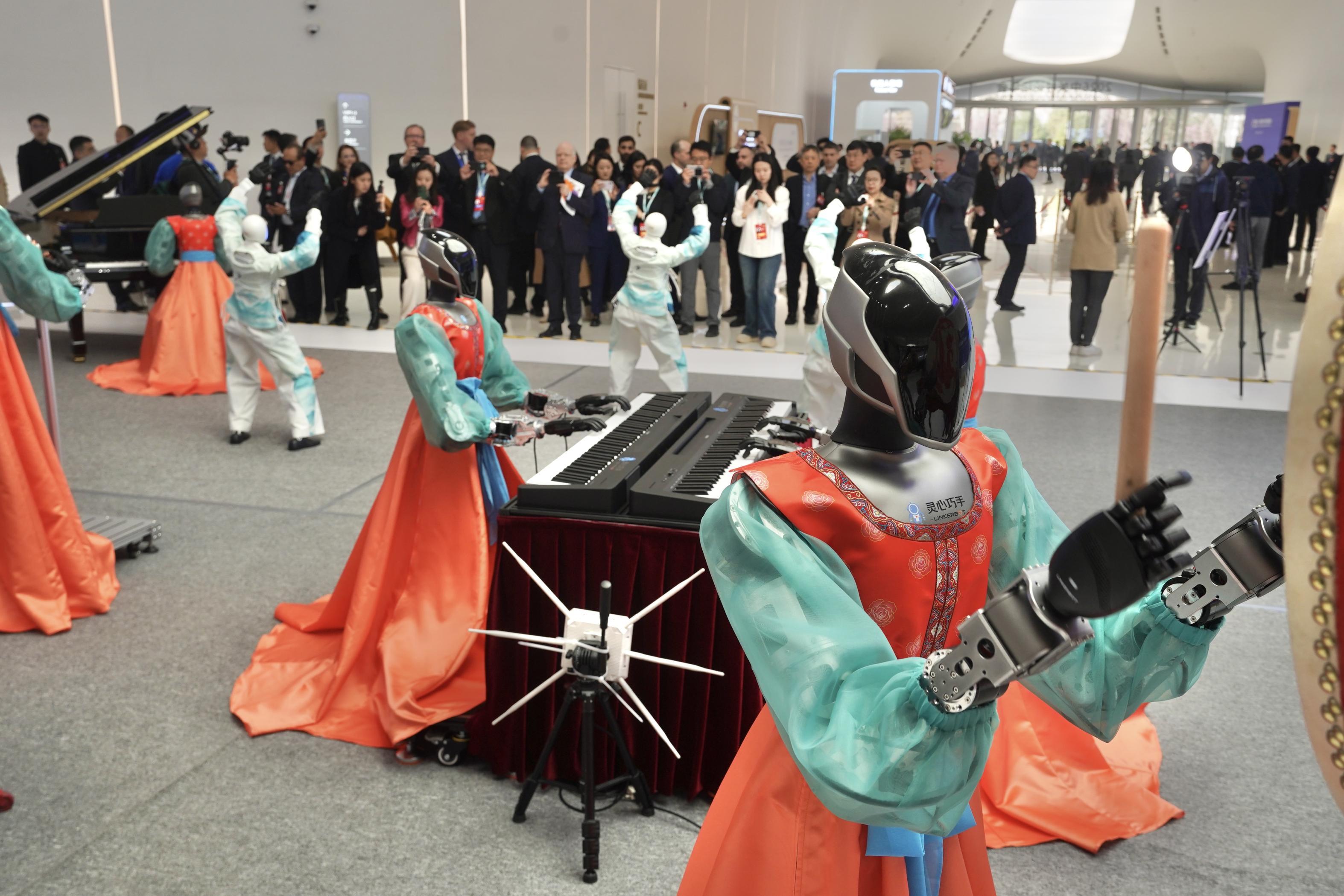 中关村论坛年会现场，机器人乐队与舞蹈机器人联袂献艺