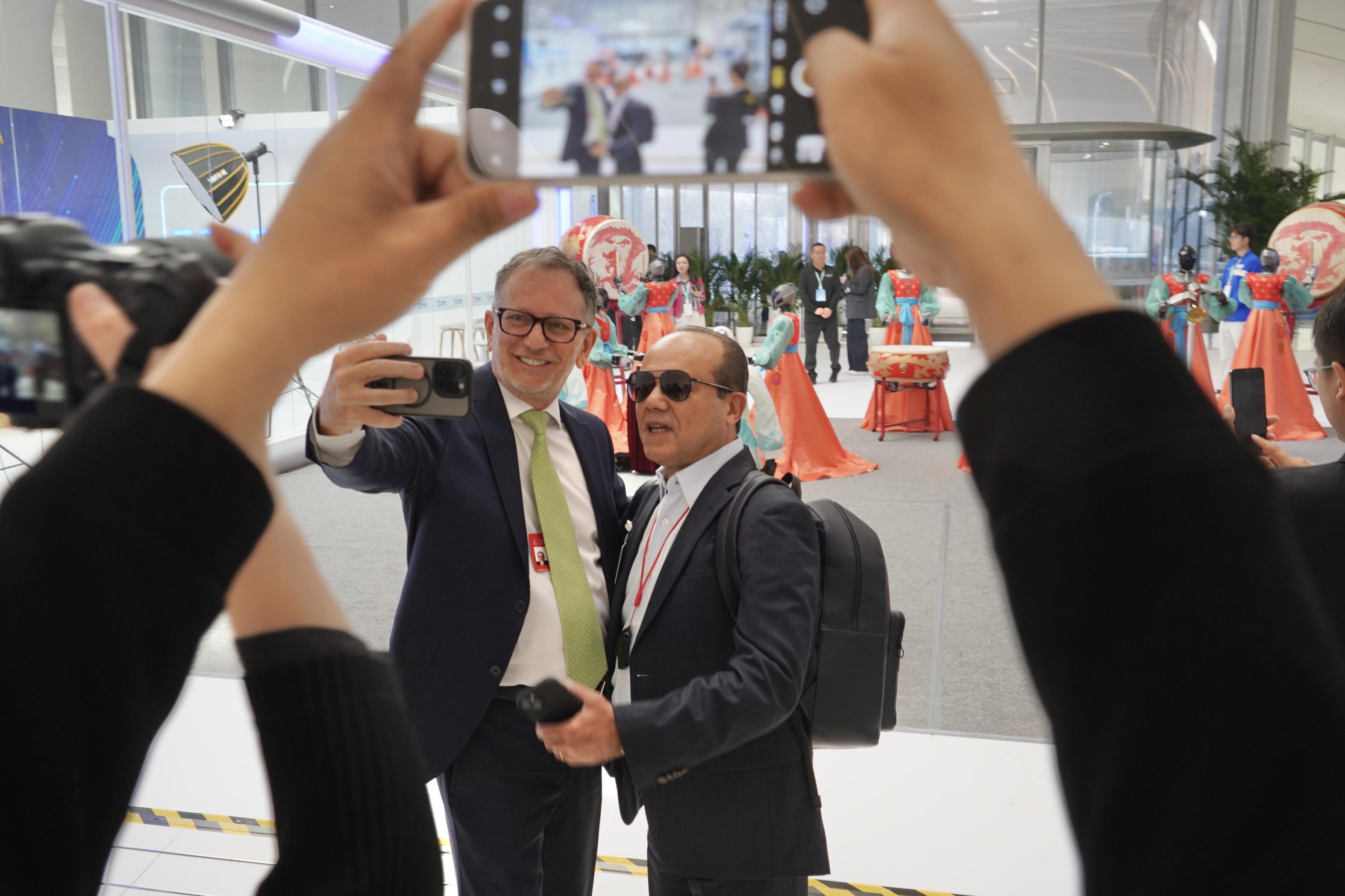 中关村论坛年会现场，机器人乐队与舞蹈机器人联袂献艺