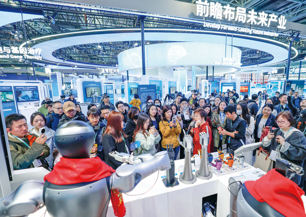 3月24日,观众在中关村展示中心常设展上参观。3月25日至29日,以“科技创新与产业创新深度融合”为年度主题的2026中关村论坛年会将在北京举行。 3月24日,观众在中关村展示中心常设展上参观。3月25日至29日,以“科技创新与产业创新深度融合”为年度主题的2026中关村论坛年会将在北京举行。