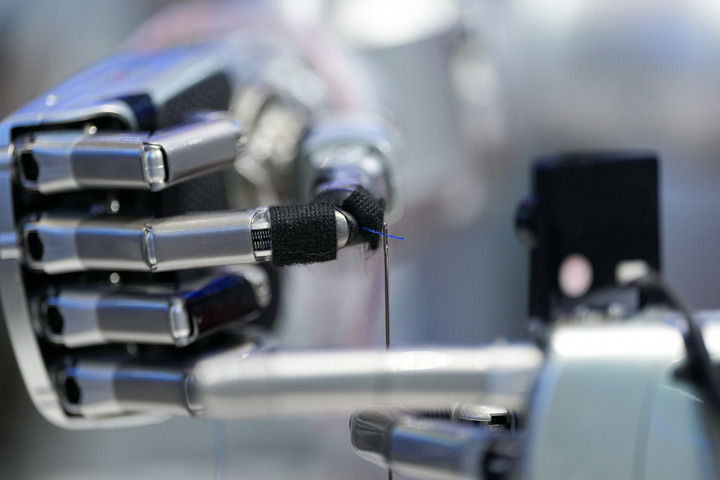 3月24日,在中关村展示中心常设展内,一台配备了灵巧手的机器人在展示穿针引线。 3月24日,在中关村展示中心常设展内,一台配备了灵巧手的机器人在展示穿针引线。