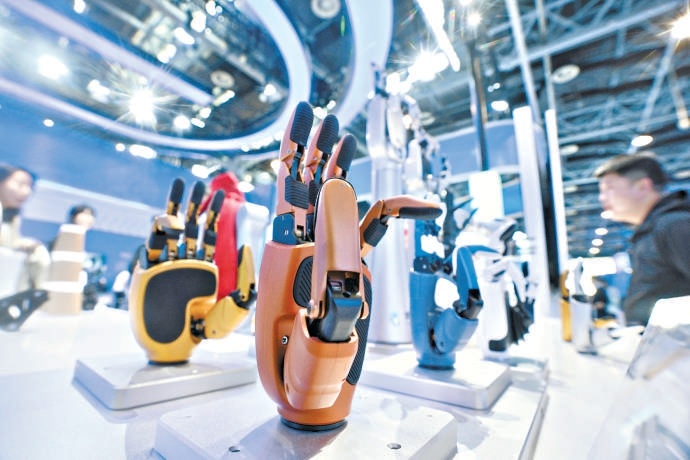 3月25日,2026中关村论坛年会开幕,常设展上京津冀创新协作硕果异彩纷呈。灵心巧手(北京)科技有限公司Linker Hand灵巧手阵列吸引观众驻足观看。 3月25日,2026中关村论坛年会开幕,常设展上京津冀创新协作硕果异彩纷呈。灵心巧手(北京)科技有限公司Linker Hand灵巧手阵列吸引观众驻足观看。