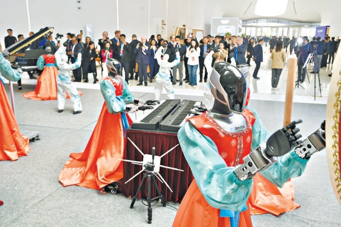 机器人乐队的精彩表演为嘉宾带来极具互动性的科技体验。 机器人乐队的精彩表演为嘉宾带来极具互动性的科技体验。