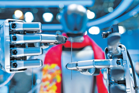 在中关村展示中心常设展上，一台配备了灵巧手的机器人在展示穿针引线。