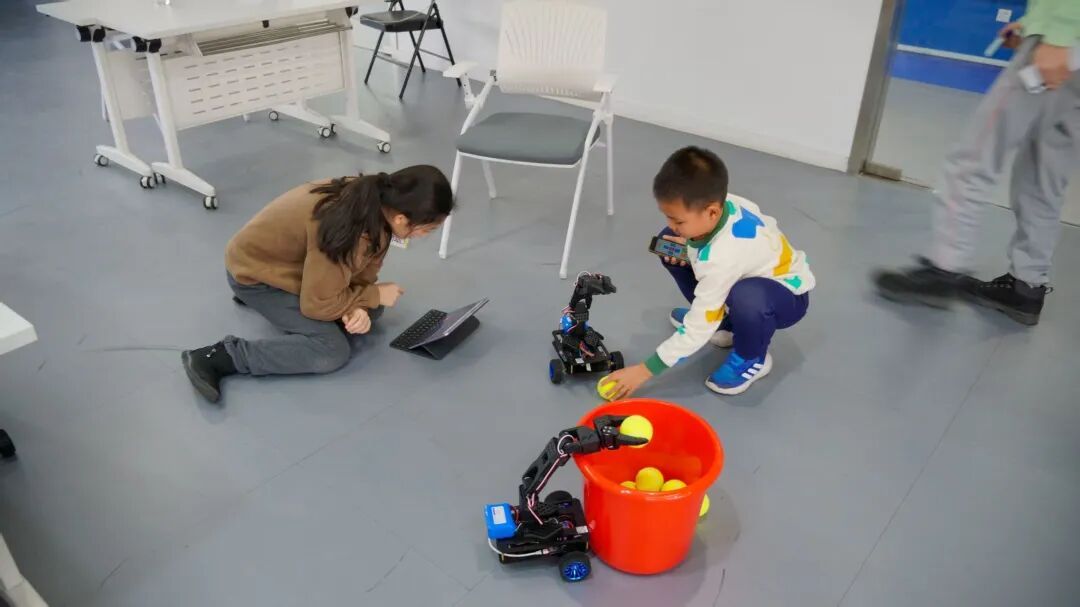 299元“手搓”机器人！海淀这家企业，带中小学生玩AI——