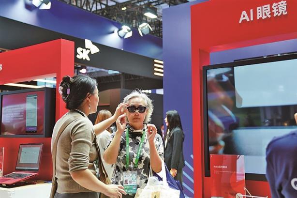 参观者在国家会展中心(上海)试戴一款AI眼镜。 参观者在国家会展中心(上海)试戴一款AI眼镜。