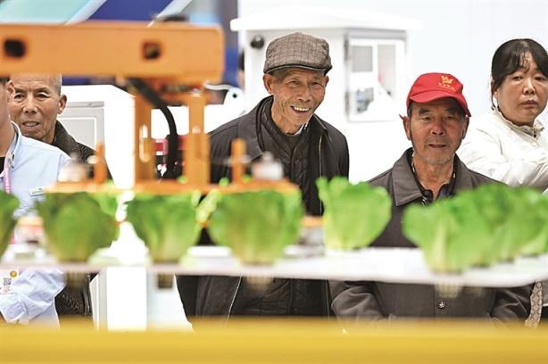 参观者在杨凌农高会上参观“无人化植物工厂”。 参观者在杨凌农高会上参观“无人化植物工厂”。