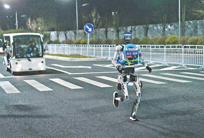 测试现场，天工机器人在赛道上奔跑。