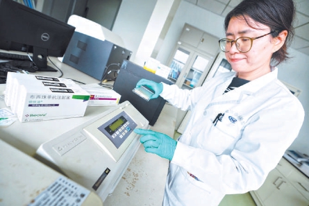 在北京市药品检验研究院生化生检室，检验人员正在对罕见病药品有效成分进行测定。