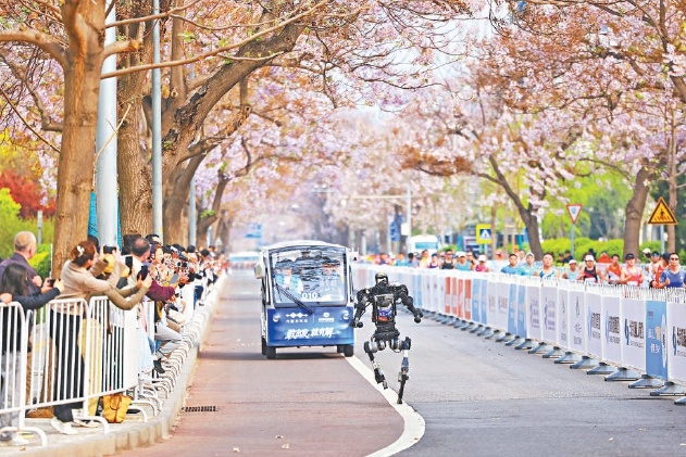 4月19日上午，亦庄人形机器人半马比赛中，机器人选手跑过亦庄泡桐大道。