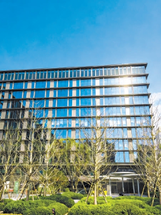 中海金融中心的1号写字楼采用大面积的光伏玻璃幕墙。