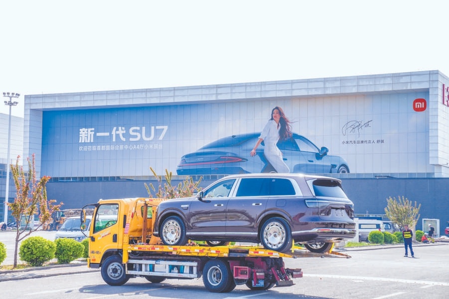 昨天，车展布展工作有序进行。