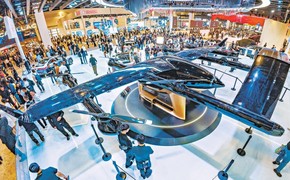 红旗汽车展台亮相的飞行汽车“天辇1号”十分抢眼。