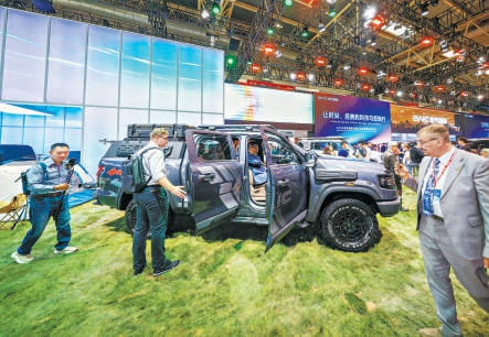 北汽集团展区展示的新款越野皮卡车，吸引众多观众参观。