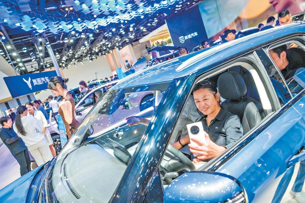 4月28日，北京车展迎来公众日，吸引大批观众前来打卡心仪车型。