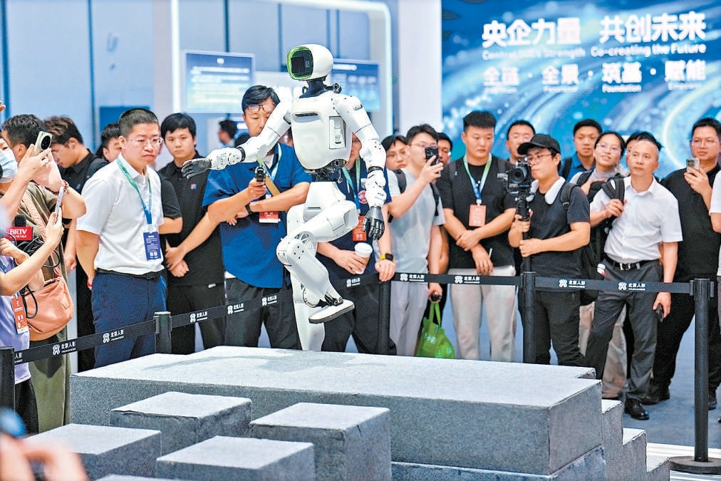在2026世界机器人大会上,北京人形机器人创新中心的一台新款天工Omni机器人在进行多任务演示。 在2026世界机器人大会上,北京人形机器人创新中心的一台新款天工Omni机器人在进行多任务演示。