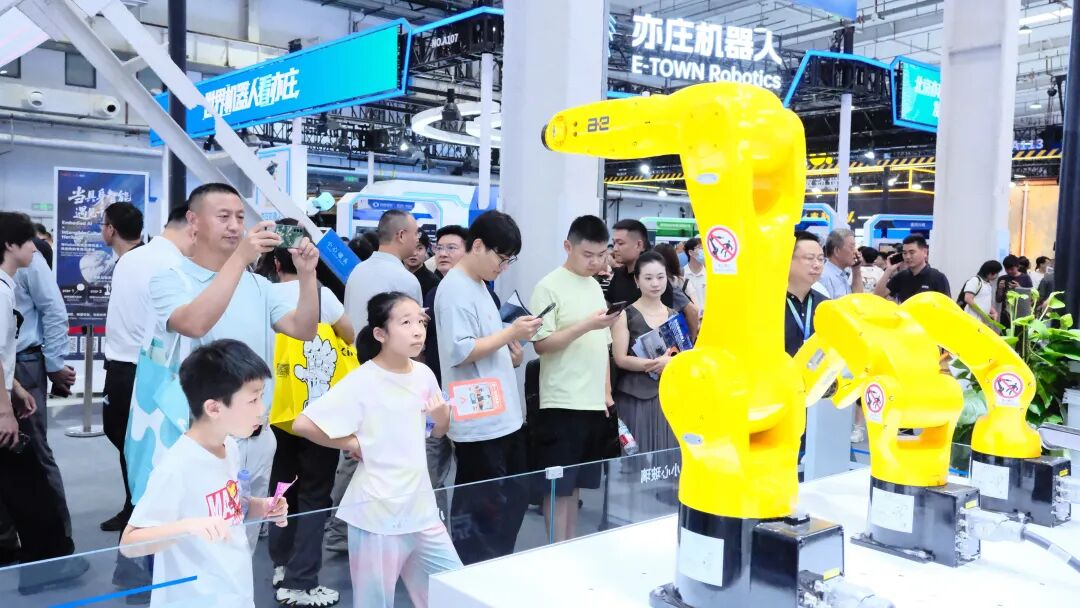观众在展位前打卡拍照。 观众在展位前打卡拍照。