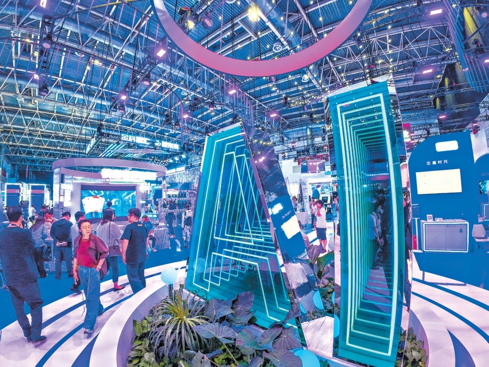 在HICOOL 2026全球创业者峰会的展览现场,AI展区吸引众多参观者驻足。 在HICOOL 2026全球创业者峰会的展览现场,AI展区吸引众多参观者驻足。