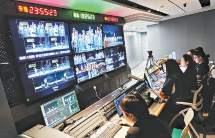 国家大剧院技术团队进行《映山红》“超现场”直播。 国家大剧院技术团队进行《映山红》“超现场”直播。