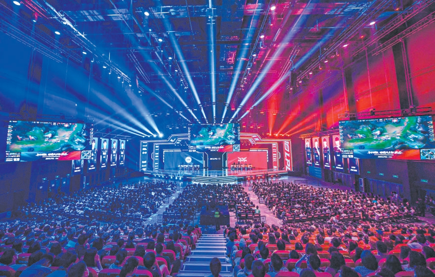 北京智慧电竞赛事中心内，蓝与红的灯光将场馆一分为二，新技术给观众带来了沉浸式的观赛氛围。（资料照片）