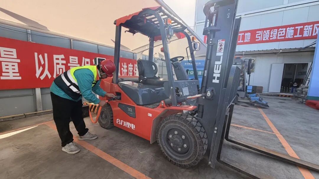 怀柔科学城仪器设备标准厂房建设项目建成全区首个全电工地