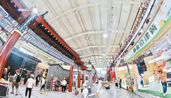 文旅服务展厅，古色古香的传统建筑与对面“潮游京津冀”展厅相得益彰。