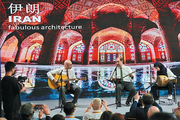 “炫彩世界”——“一带一路”沿线国家特色文化展示活动开幕式上，各国艺术家为观众现场表演特色歌舞。
