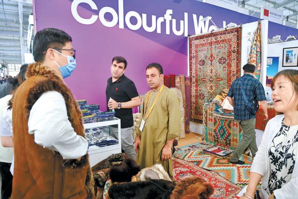 “一带一路”沿线国家各具特色的服装及手工艺品，吸引着观众驻足挑选。