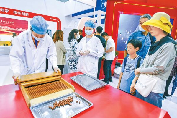 老字号同仁堂现场展示安宫牛黄丸的制作技艺。