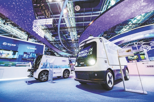 在新能源智能网联汽车展区，多家厂商的智能驾驶产品亮相，观众可以与车辆充分互动，体验未来出行新模式。