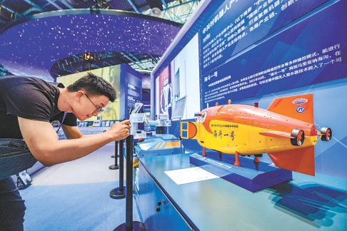高端制造展区展示了无人潜水器海斗一号。