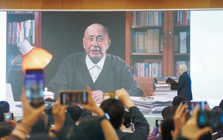 中国工程院院士金涌与“钱学森”跨越时空相见。