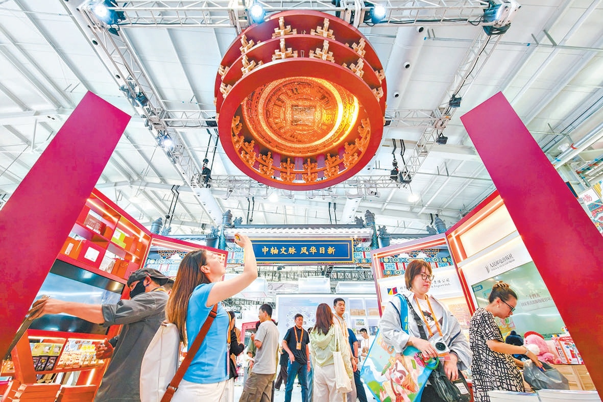 在服贸会文旅服务专题展区，东城文旅展位的牌坊、藻井等古建筑元素展示古城风貌。