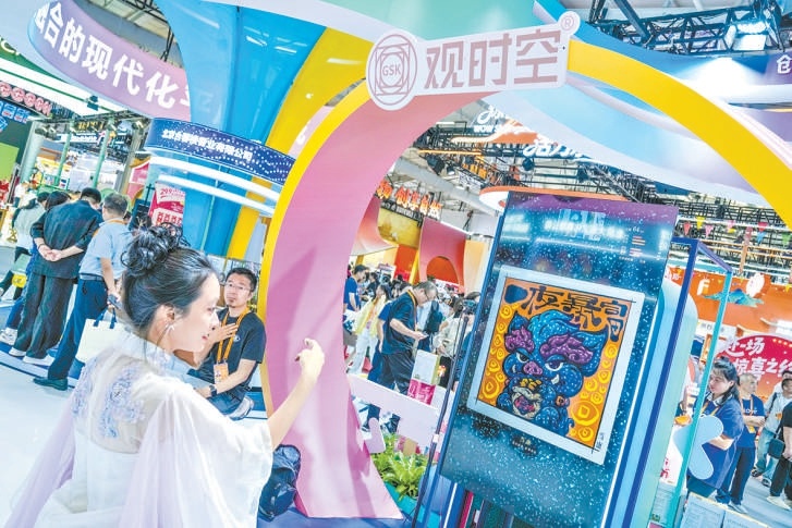 文旅服务专题顺义展区内，观众感受“AI+情绪感知”创新体验项目，依托智能识别、大数据匹配等技术，实时捕捉观众体验状态，精准推送个性化文创好物，成为开展首日人气打卡热点。