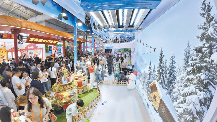 文旅服务专题延庆展区，漫天雪花飘落，结合冰雪主题大屏，营造沉浸式冰雪文旅场景，集中展示延庆冰雪文旅特色资源。