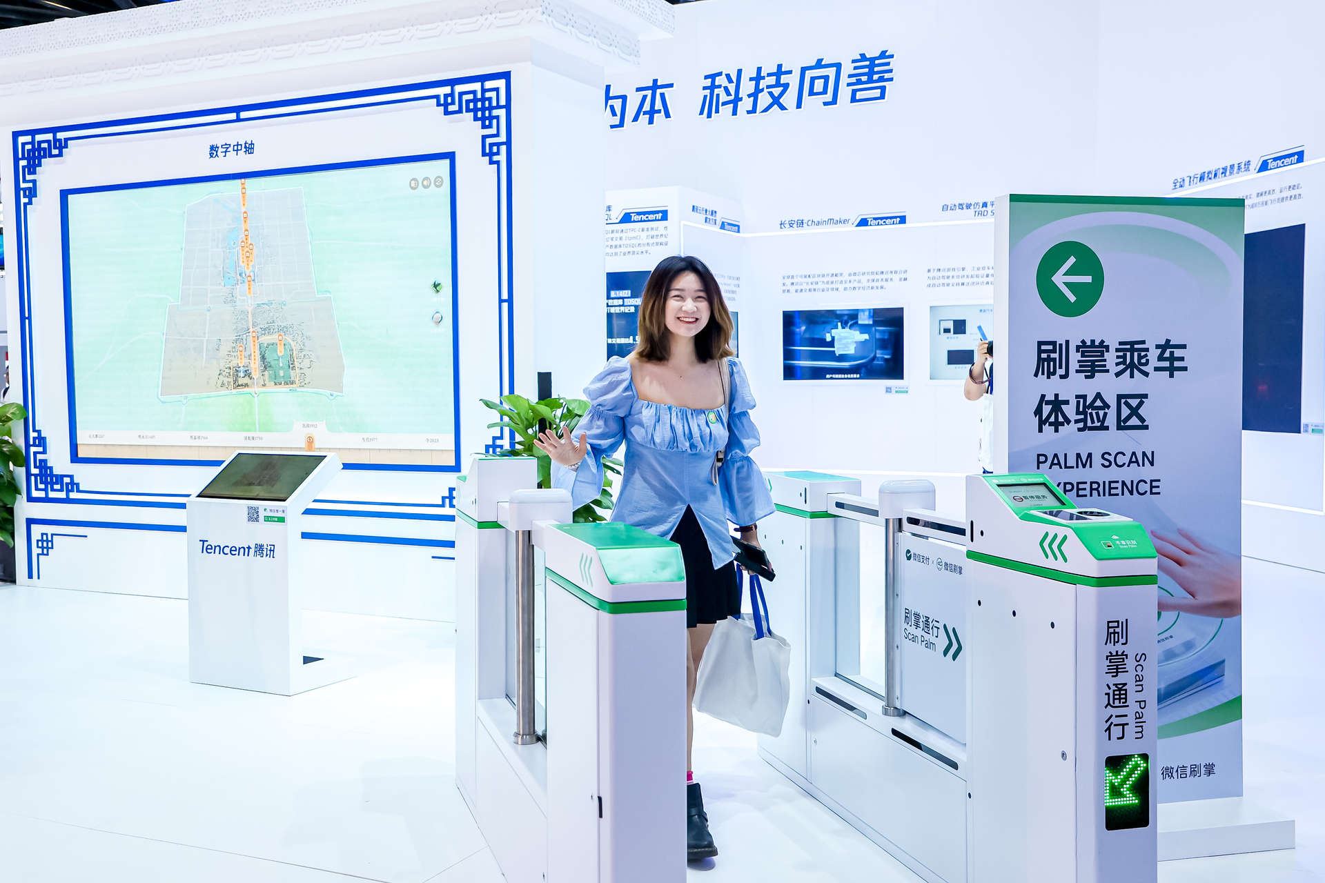 刷掌产品在地铁场景的模拟复现，用户只需要抬抬手就可以直接刷掌乘车了。