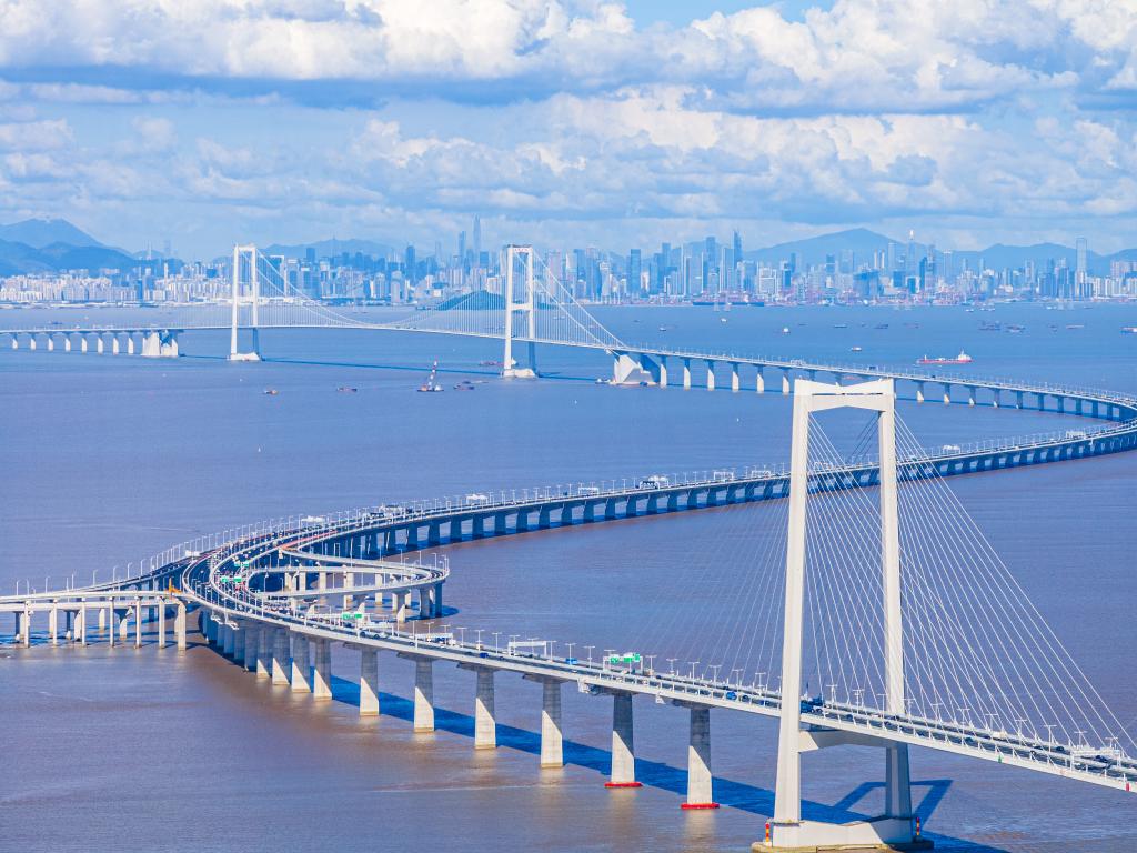 2024年7月3日，车辆行驶在深中通道上。