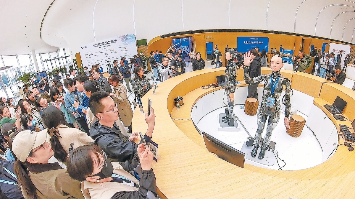 中关村国家自主创新示范区展示中心，负责迎宾的人形机器人与人们挥手互动。