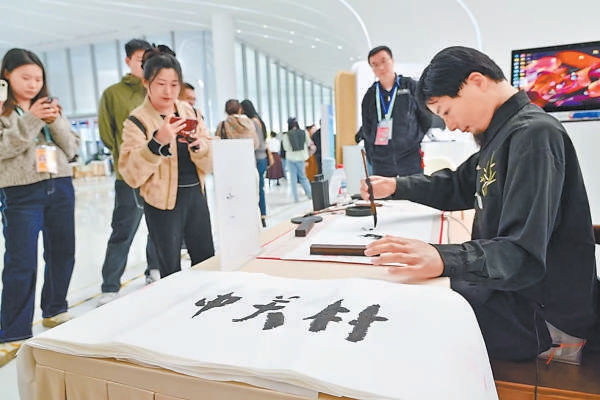 数字孪生书法机器人体现了模拟学习与算法优化的结合，其仿生设计和生物特性使其在文化传承和实用场景中具有潜力。