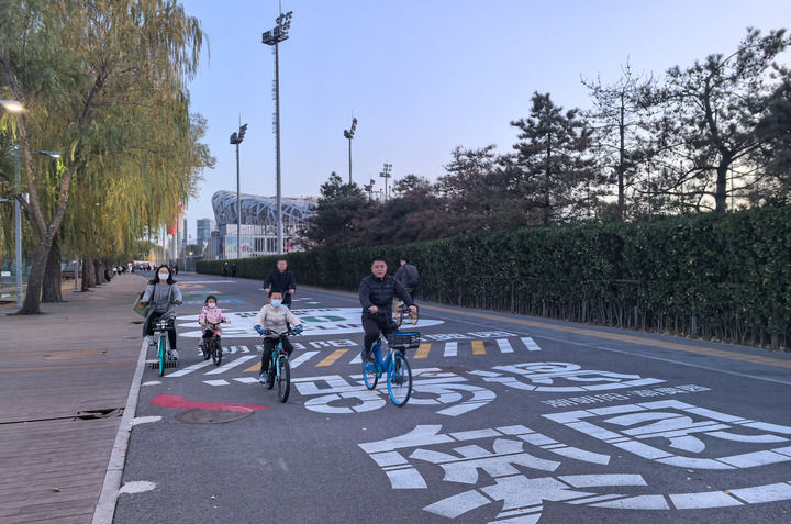 在北京奧林匹克公園，市民游客騎行在“鳥巢”旁的騎行路線上（11月16日攝）。
