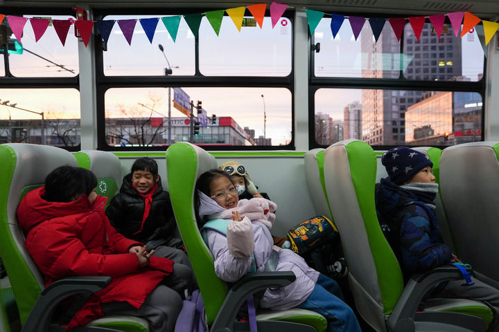 12月16日，在北京公交集團通學368路車上，小學生在乘坐通學車前往呼家樓中心小學的路上。