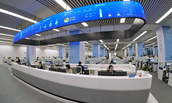 12月15日，顯示各類熱線數據的北京市市民熱線服務中心的熱線值班臺。