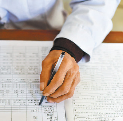 張尚保在填寫糖尿病患者隨訪服務記錄表。